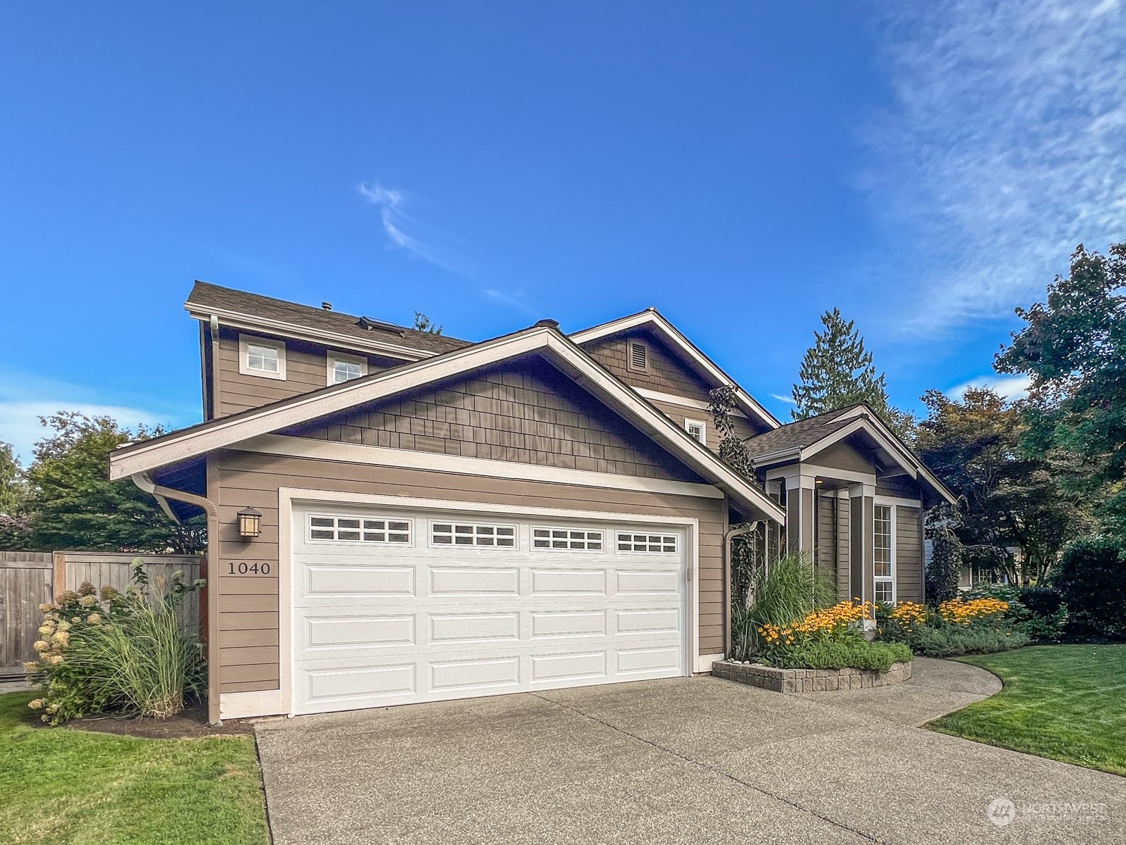 Property Photo:  1040 Mountain View Boulevard SE  WA 98045 