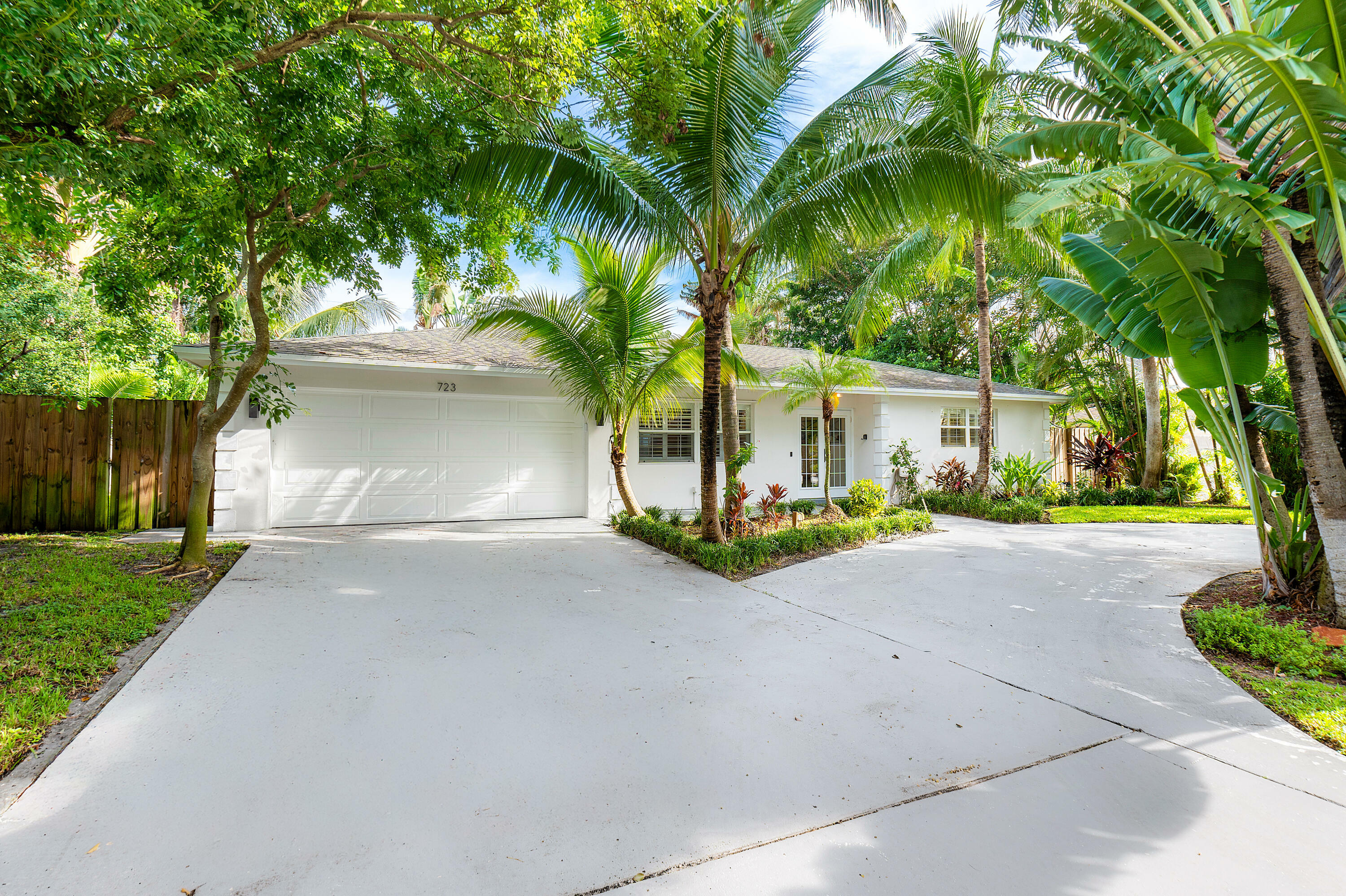 Property Photo:  723 SW 27th Way  FL 33435 