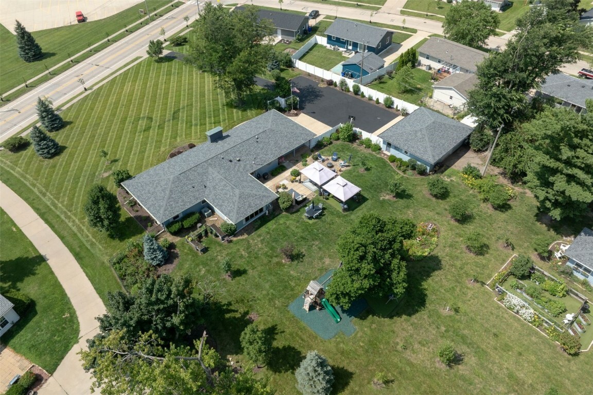 Property Photo:  2820 1st Avenue NW  IA 52405 