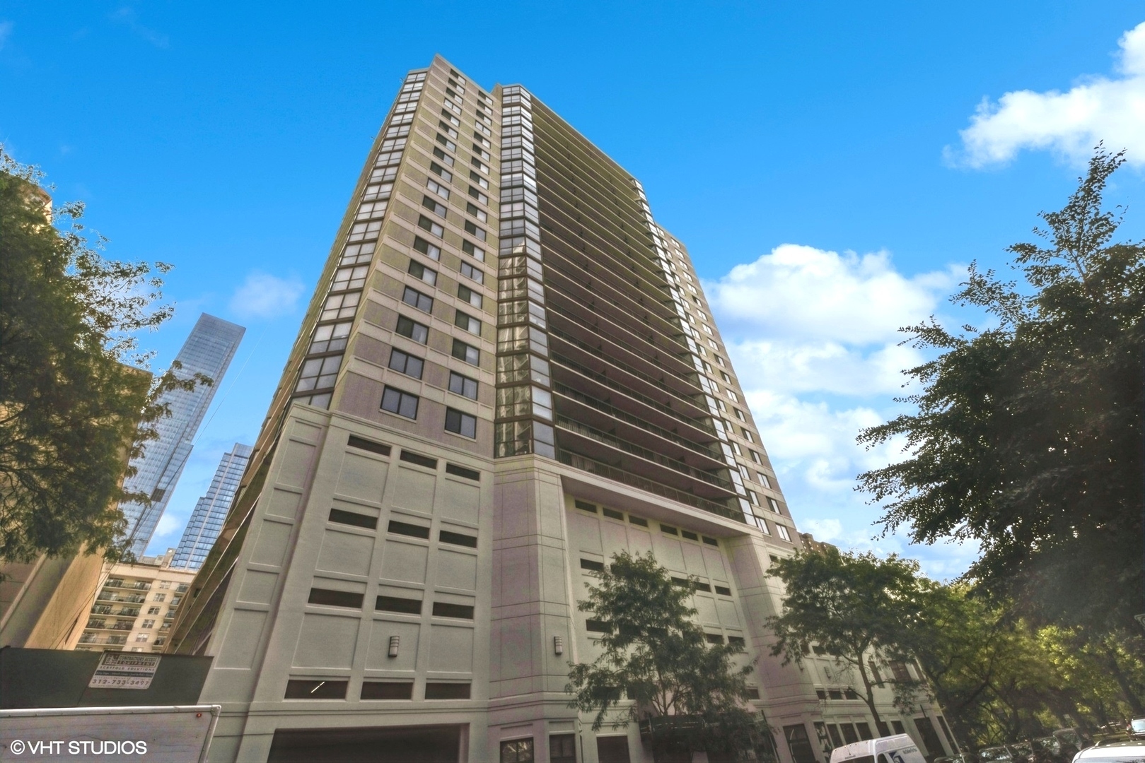 Property Photo: 33 W Delaware Place 21J IL 60610