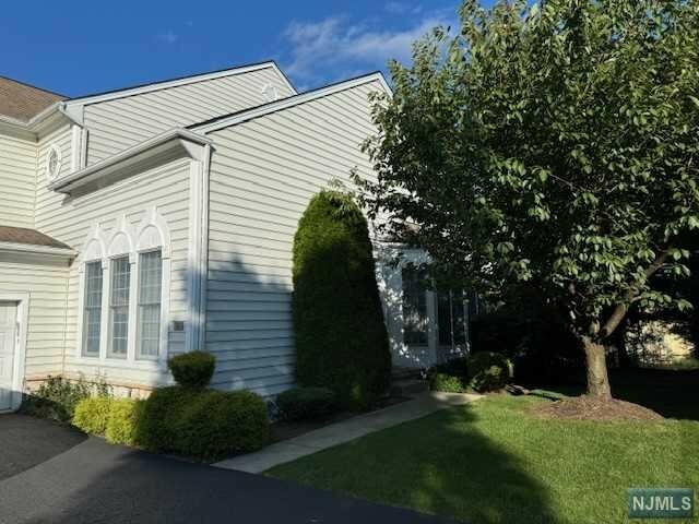 Property Photo:  10 Mulberry Court  NJ 07652 