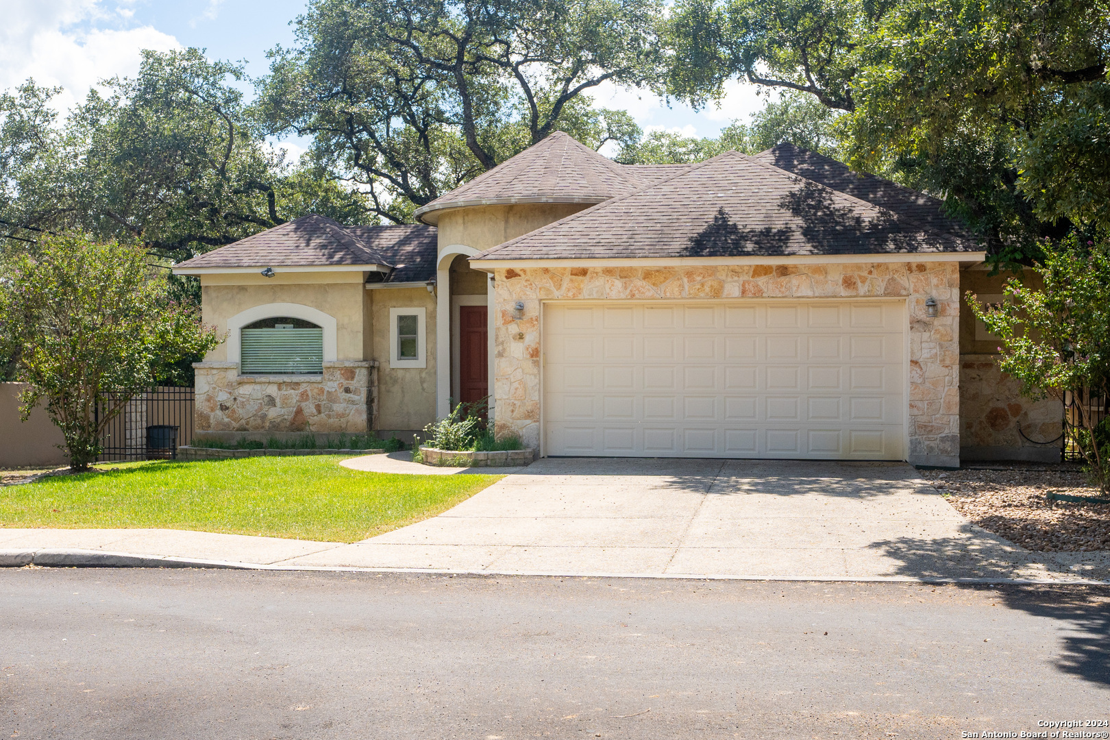 Property Photo:  2 Shady Cv  TX 78213 