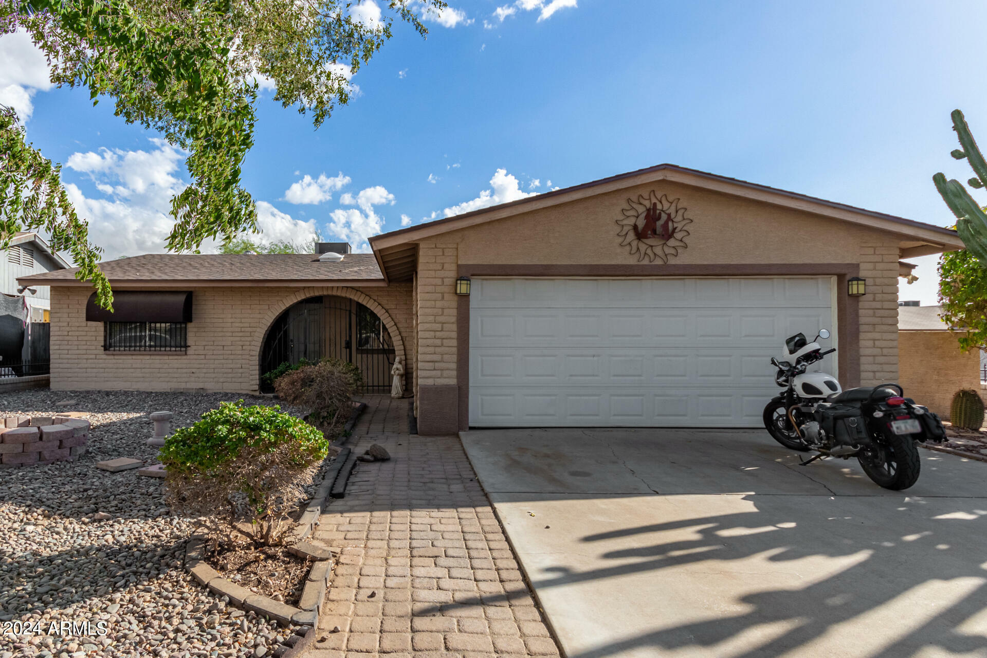 Property Photo: 7237 W Rose Lane AZ 85303