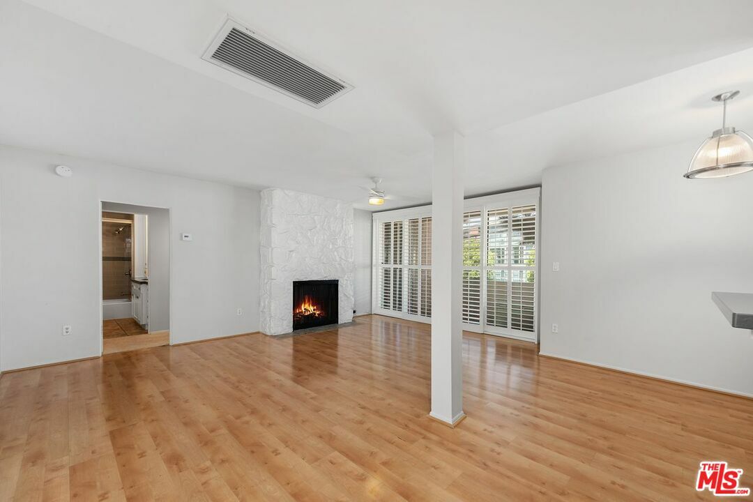 Property Photo:  725  S Barrington Ave 202  CA 90049 