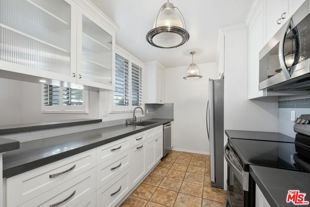 Property Photo:  725  S Barrington Ave 202  CA 90049 