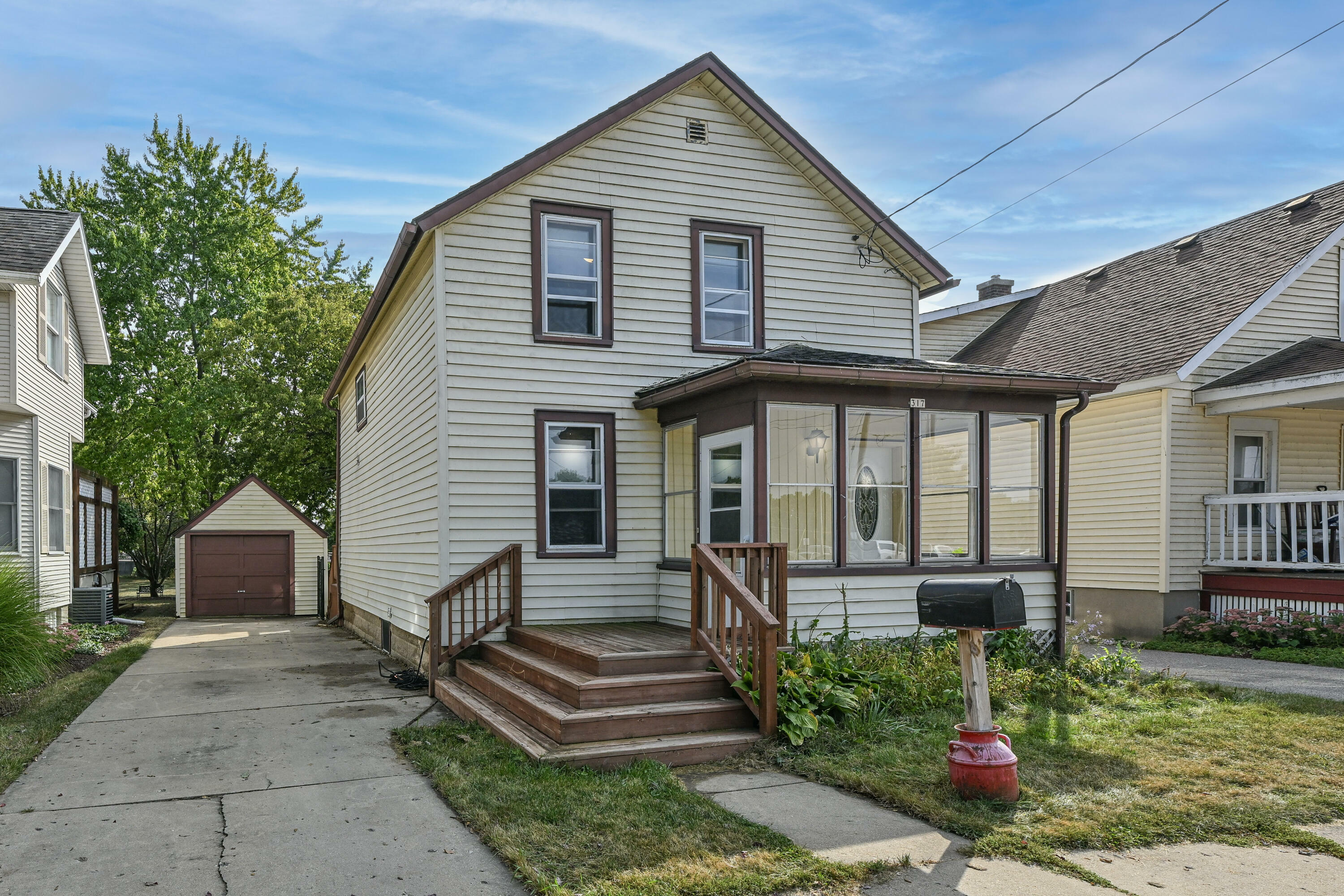 Property Photo:  317 Fox St  WI 53105 