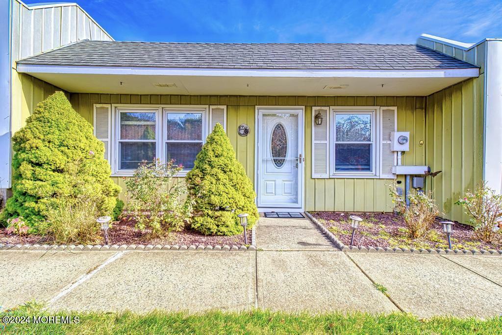 Property Photo:  4 Regent Court  NJ 08723 