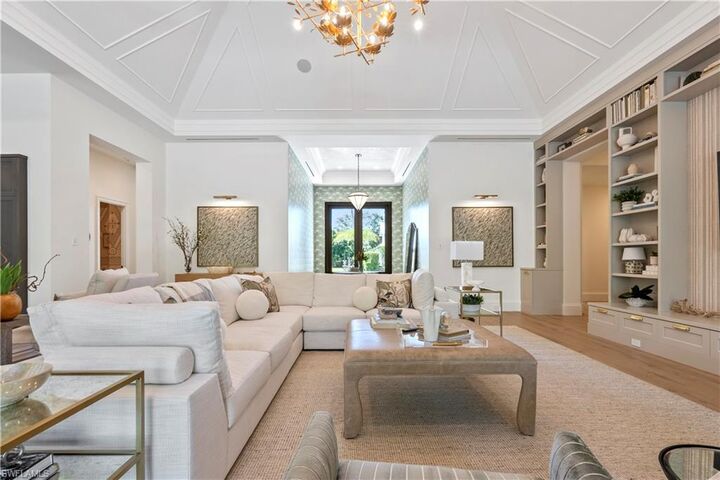 Property Photo: 515 Murex Dr FL 34102