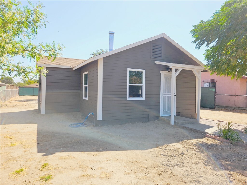 Property Photo:  215 Kincaid Street  CA 93307 