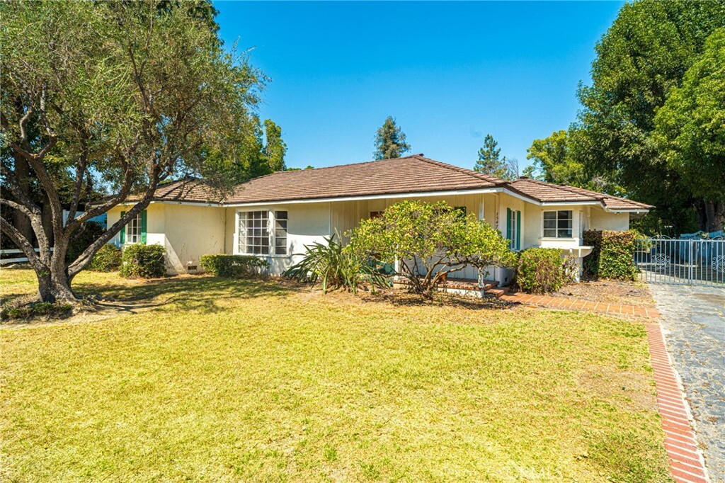 Property Photo:  15471 Victory Boulevard  CA 91406 