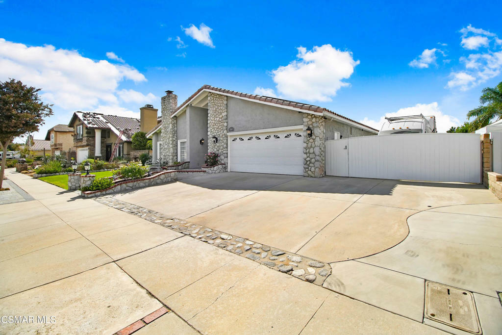 Property Photo:  2564 Nicholas Street  CA 93065 