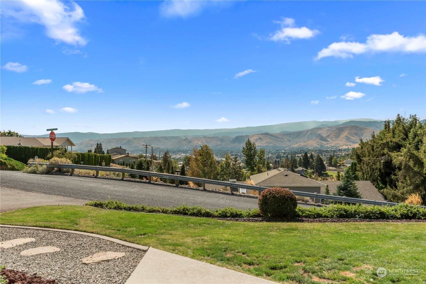 Property Photo:  102 View Ridge Circle  WA 98801 