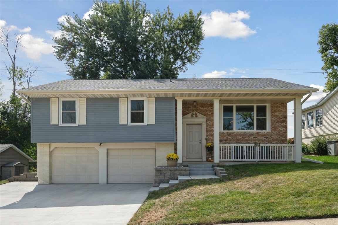 Property Photo:  205 Brentwood Drive NE  IA 52402 