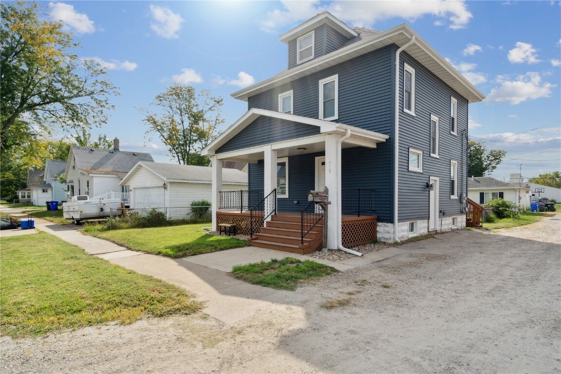 Property Photo:  715 9th Ave SW  IA 52404 