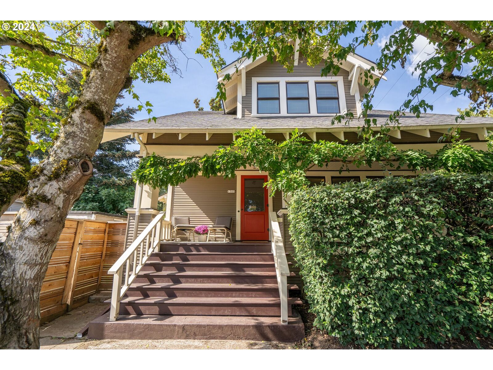 Property Photo:  1305 SE 41st Ave  OR 97214 