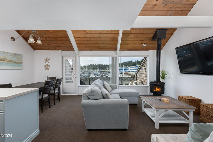 Property Photo: 1000 SE Bay Boulevard 202/302 OR 97365