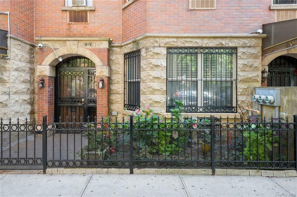 Property Photo:  1272 Grant Avenue  NY 10456 