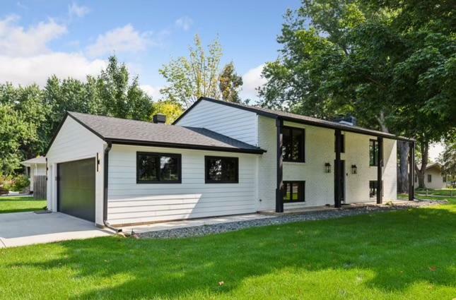 Property Photo:  2080 N Shore Drive  MN 55391 