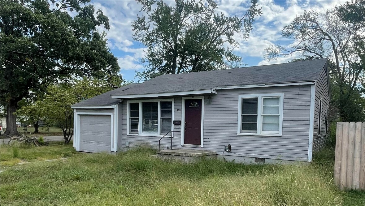 Property Photo:  868 NW B Street  AR 72712 