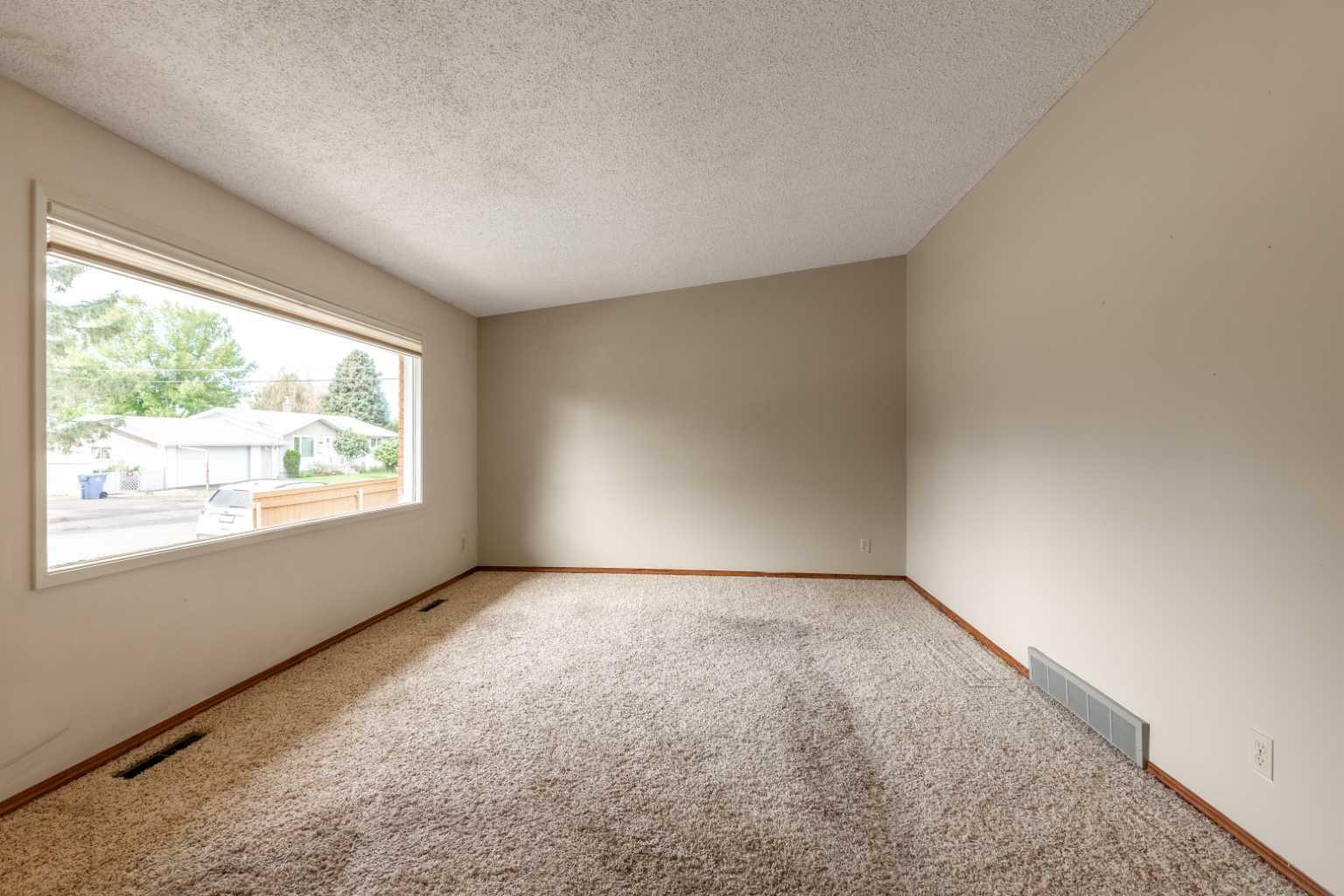 Property Photo:  2109 26 Street S  AB T1K 2P1 