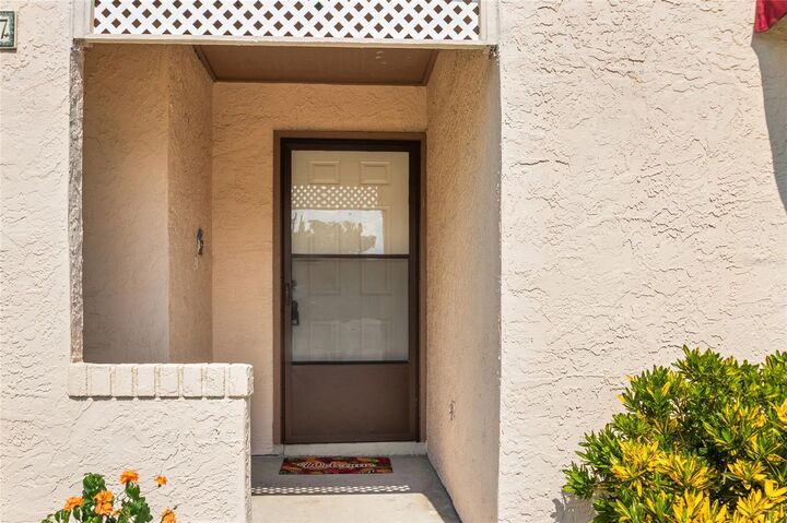 Property Photo: 137 Dresdan Court FL 32771
