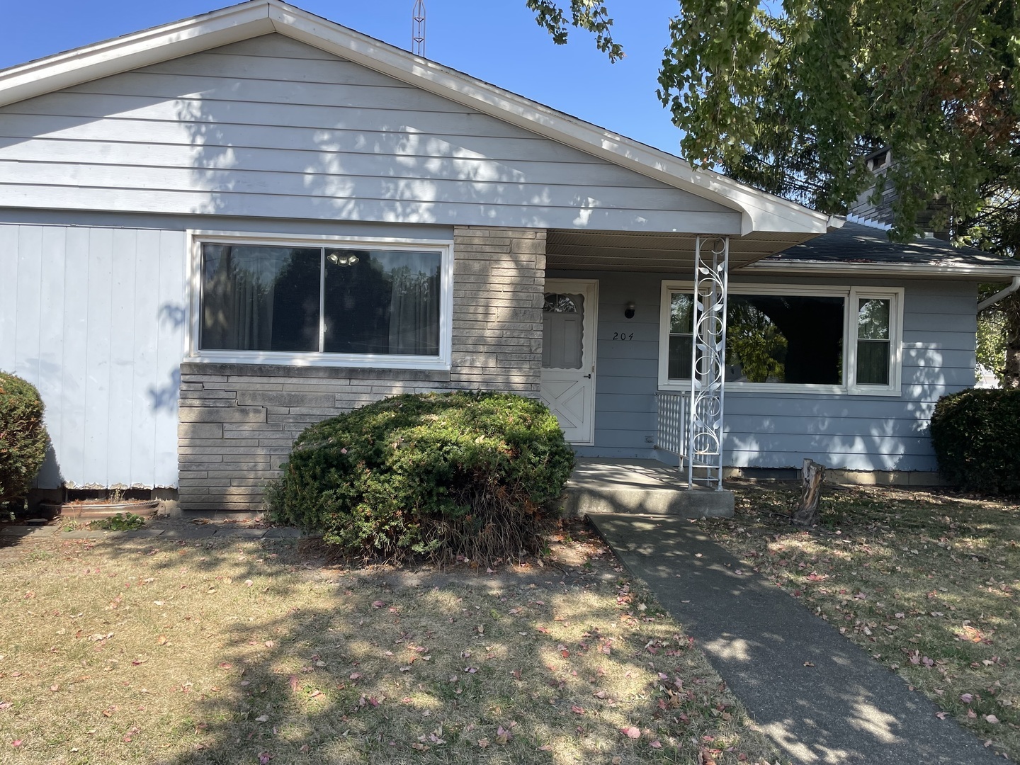 Property Photo:  204 W 5th Street  IL 61760 