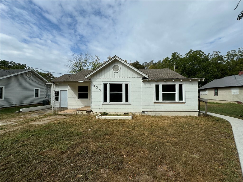 Property Photo:  305 E Franklin Street  AR 72761 