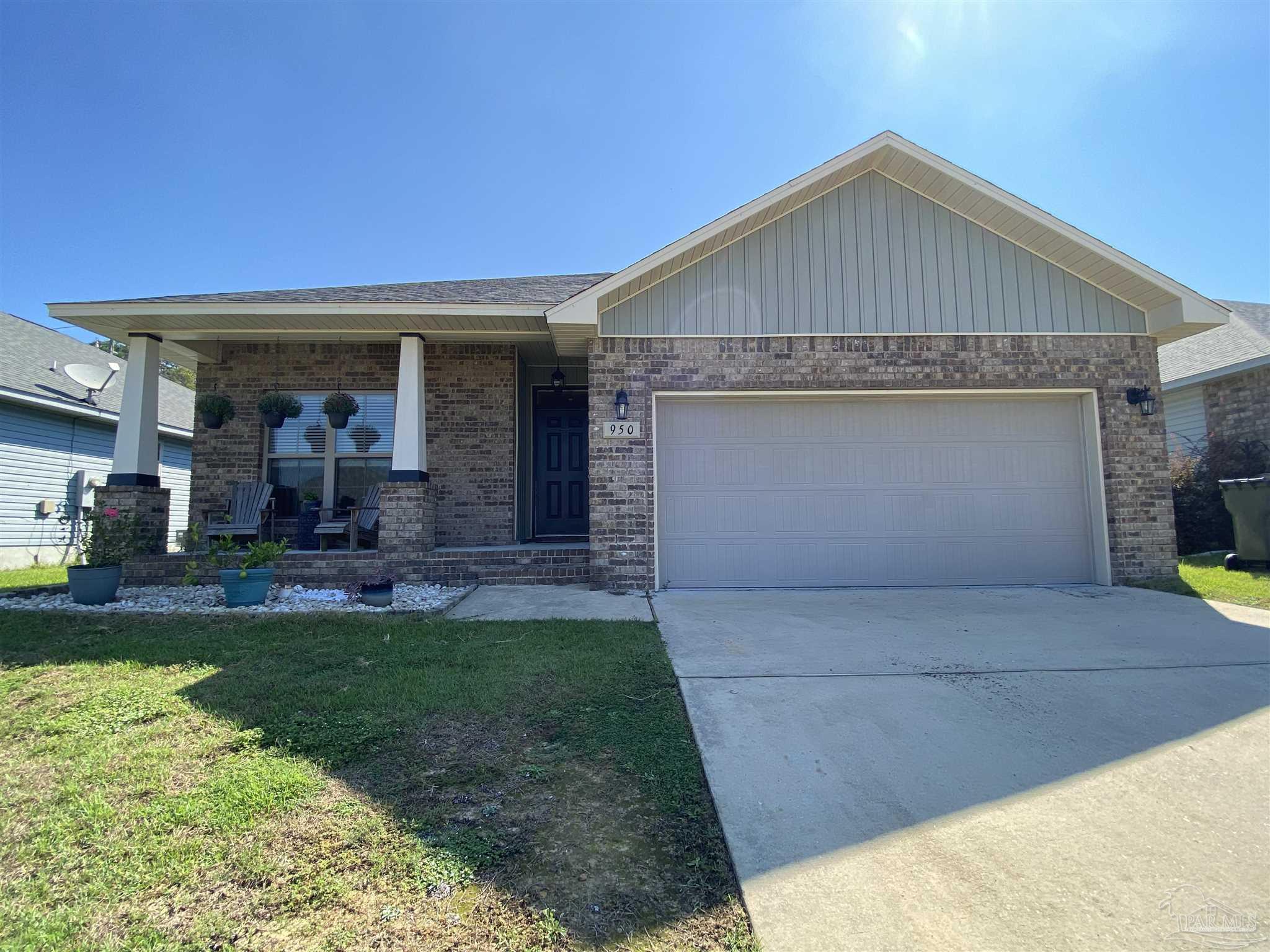 Property Photo: 950 John Deere Ln FL 32533