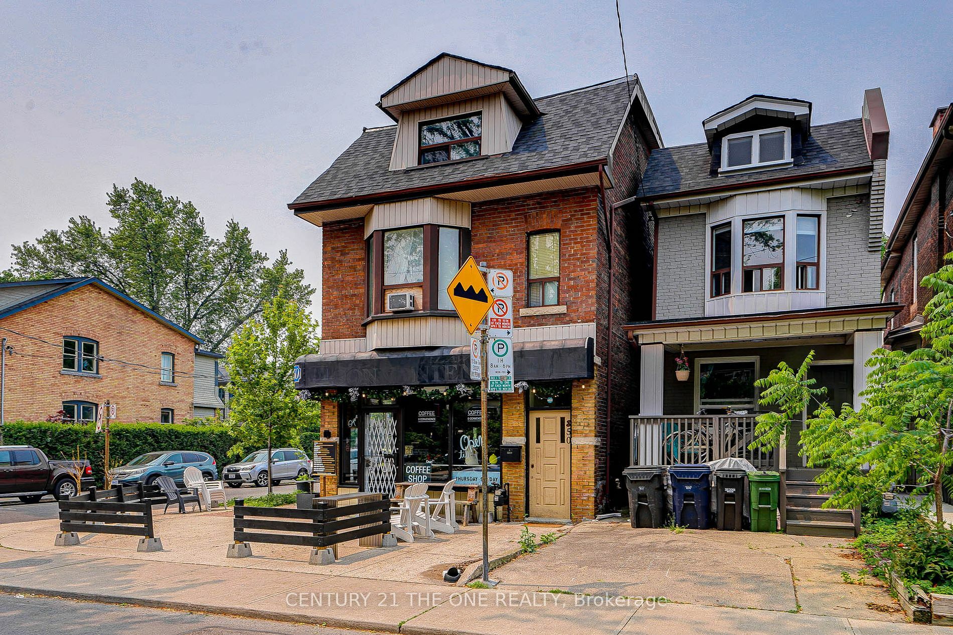 Property Photo:  850 Carlaw Ave 3rd Flr  ON M4K 3L3 