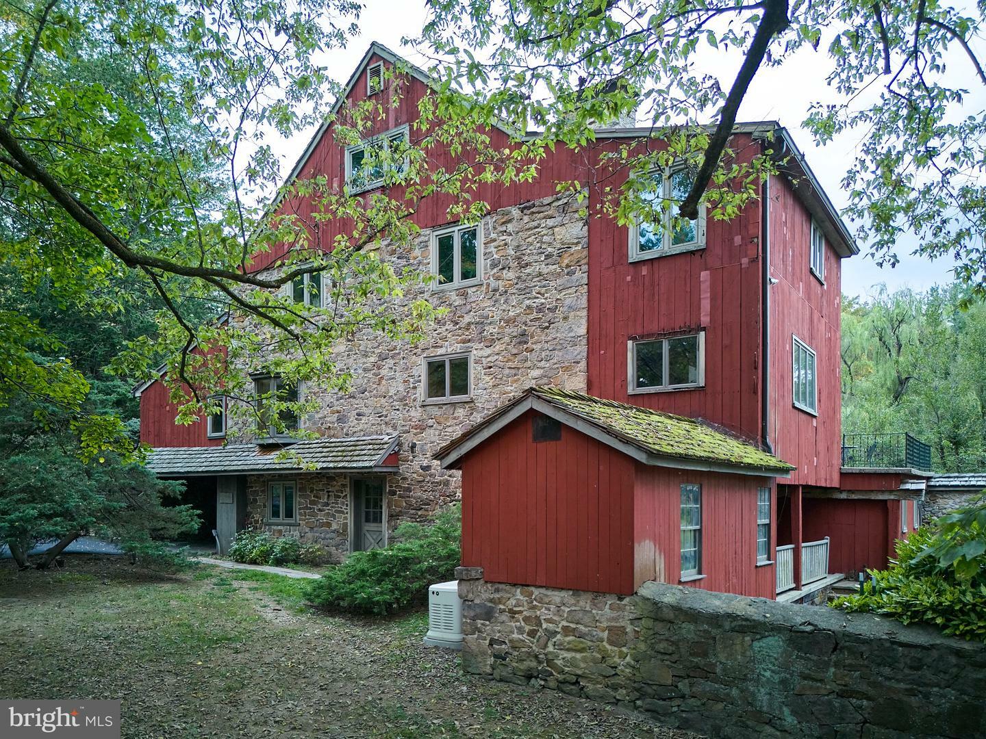 Property Photo:  6 Old Mill Lane  PA 18938 