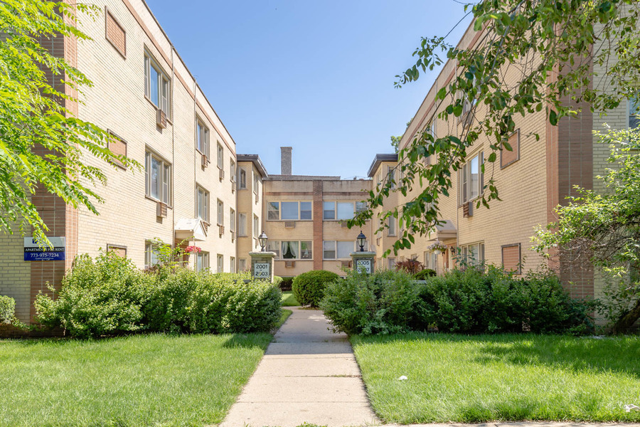Property Photo: 2005 W Touhy Avenue 306 IL 60645