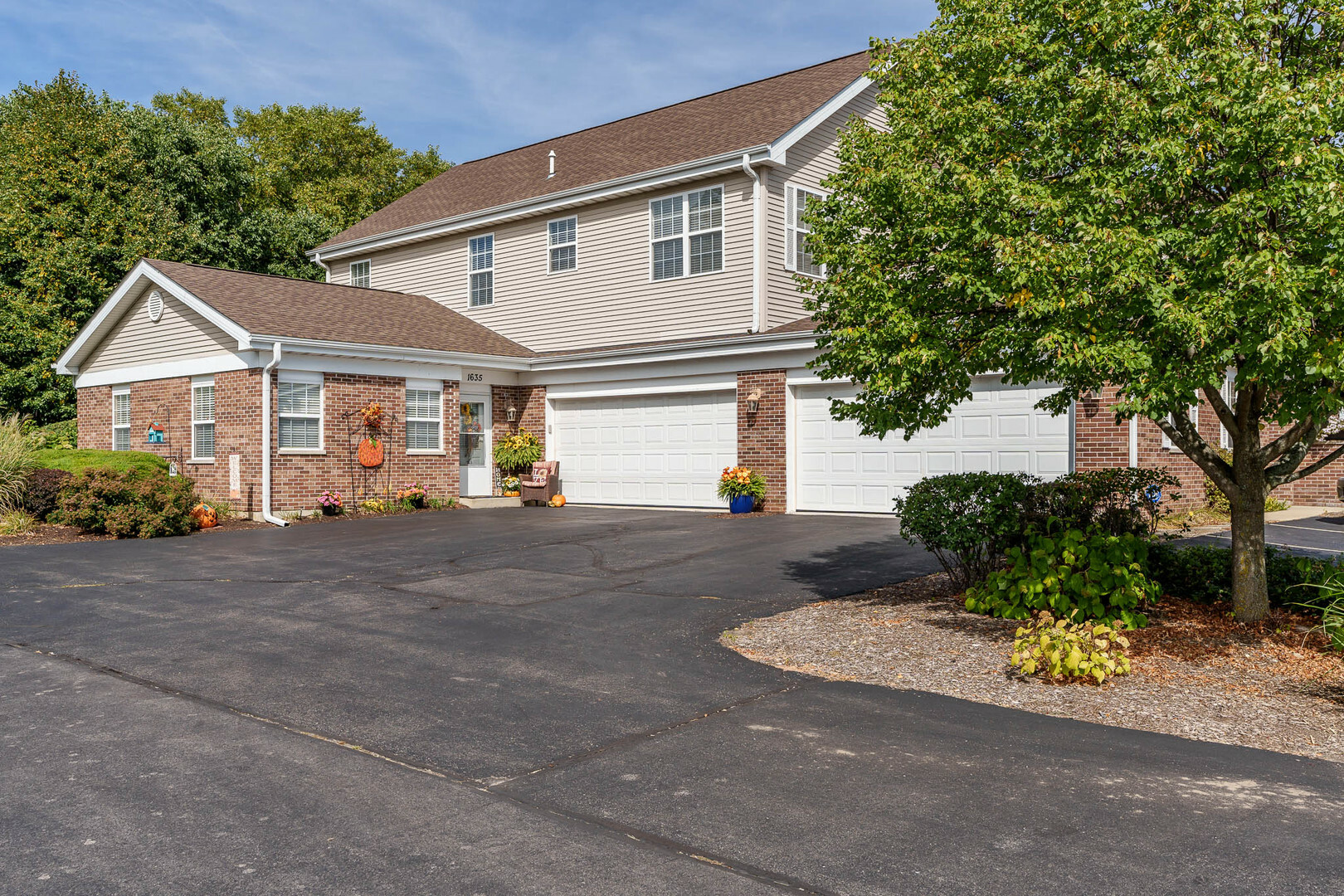 Property Photo:  1637 White Oak Trail 1637  IL 61016 