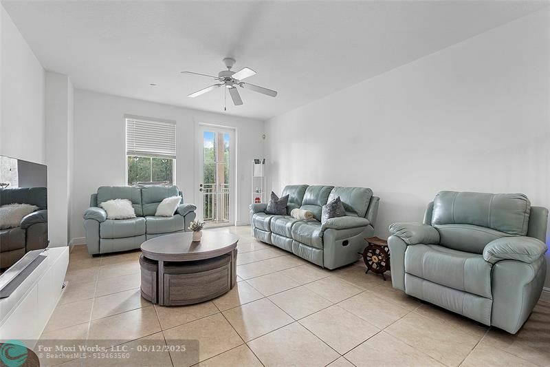 Property Photo: 334 SW 14th Ave 334 FL 33312
