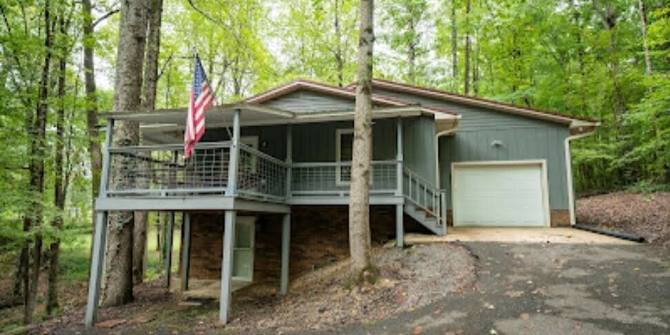 Property Photo:  403 Oakwood Dr  TN 38464 