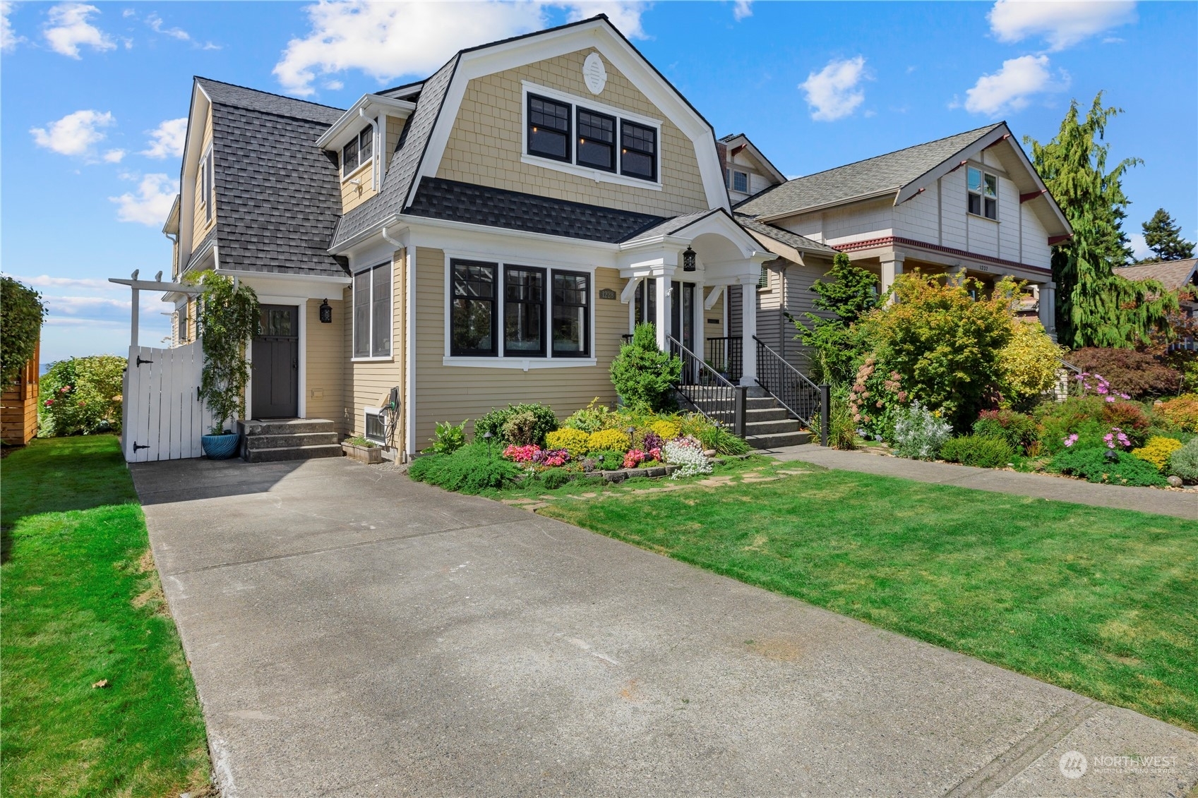 Property Photo:  1228 Grand Avenue  WA 98201 