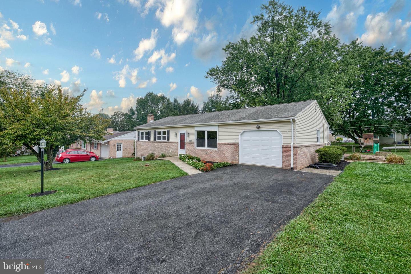 Property Photo:  129 Holly Drive  PA 17055 