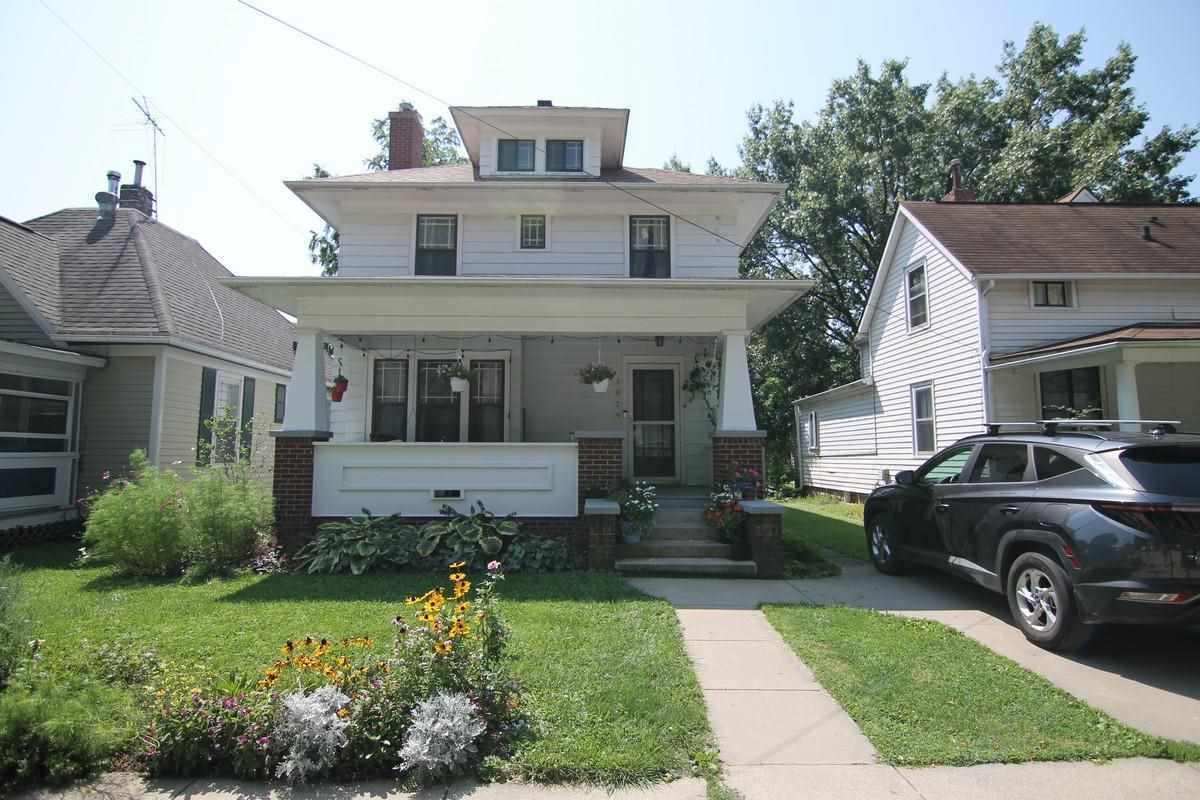 Property Photo: 1029 E Market St IA 52245