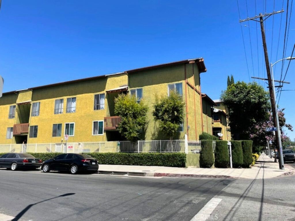 Property Photo:  6151 Reseda Boulevard 5  CA 91335 