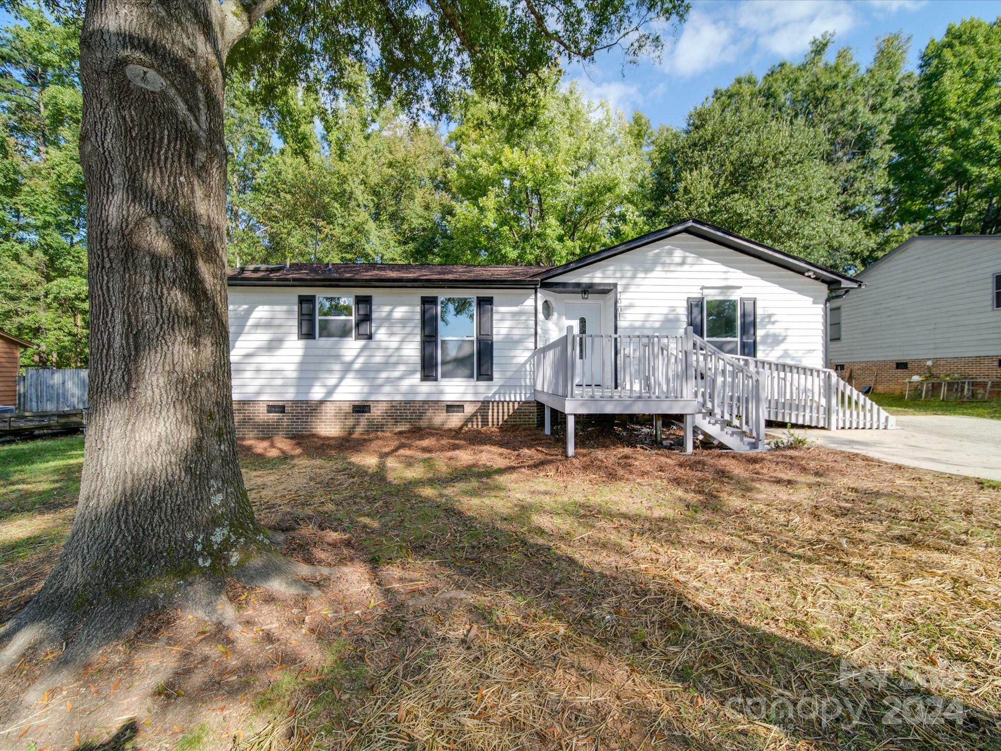 Property Photo:  7901 Haverstraw Court  NC 28212 