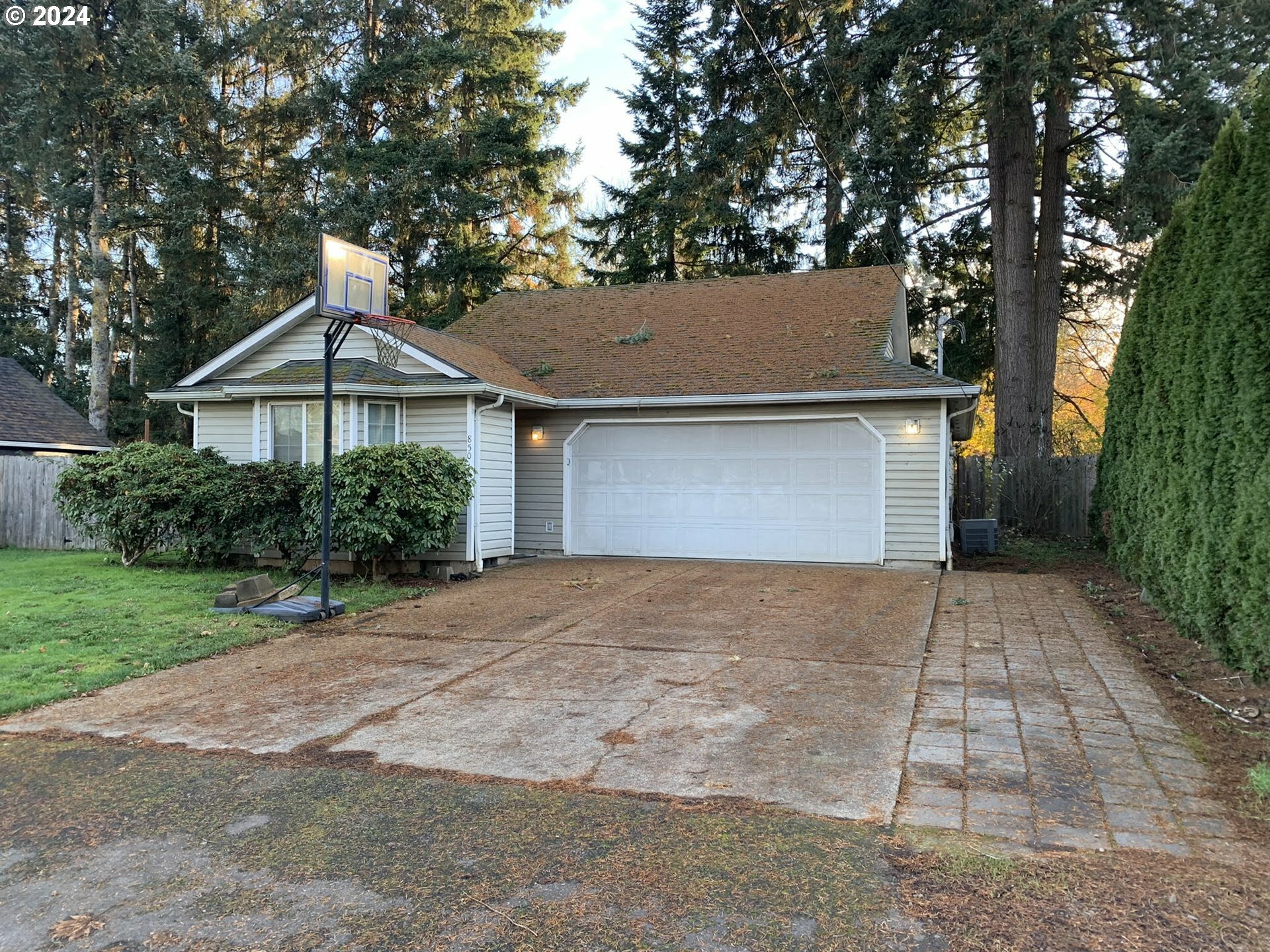 Property Photo:  850 Boxwood Ln  OR 97302 