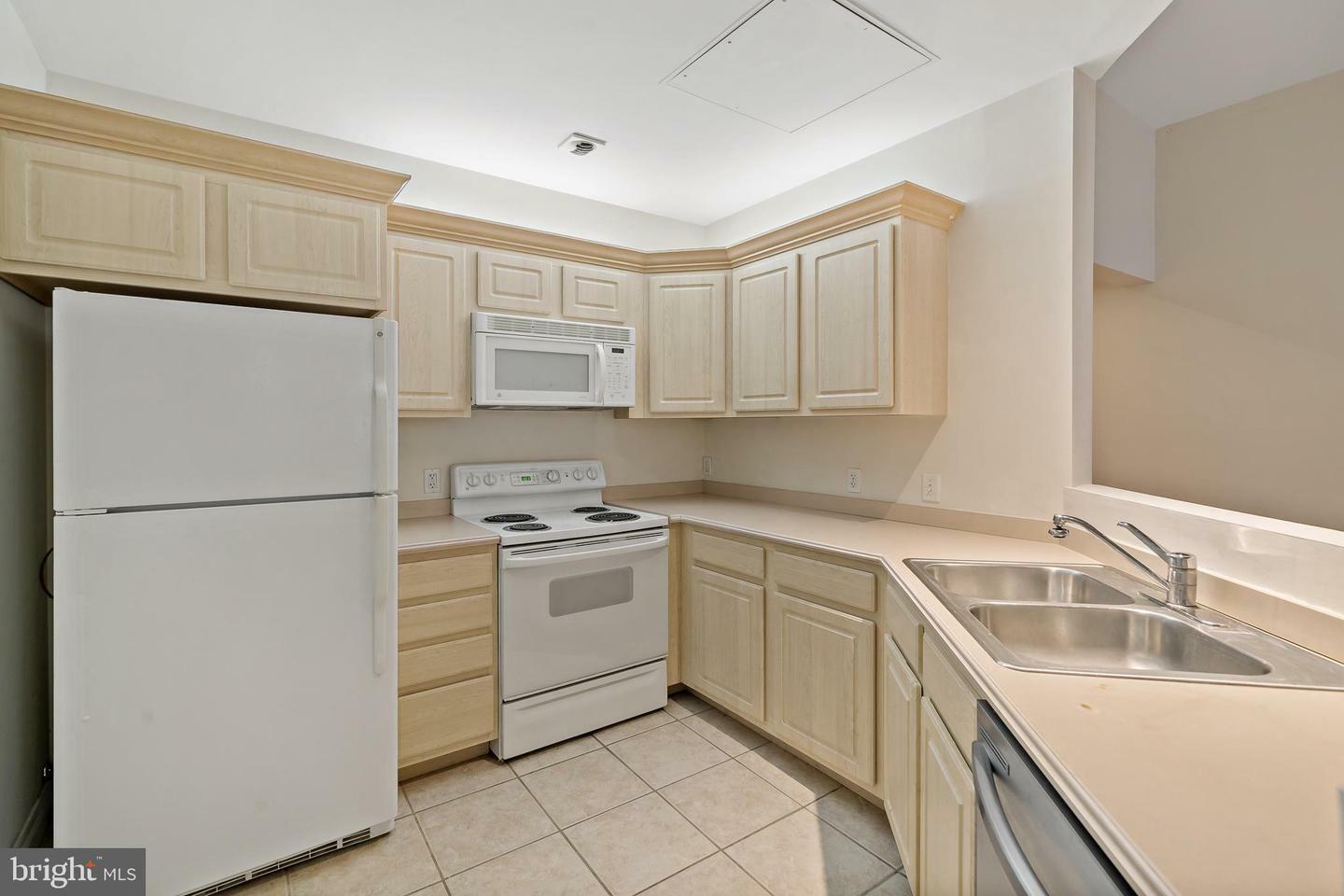 Property Photo:  1600 Arch Street 18 1716  PA 19103 