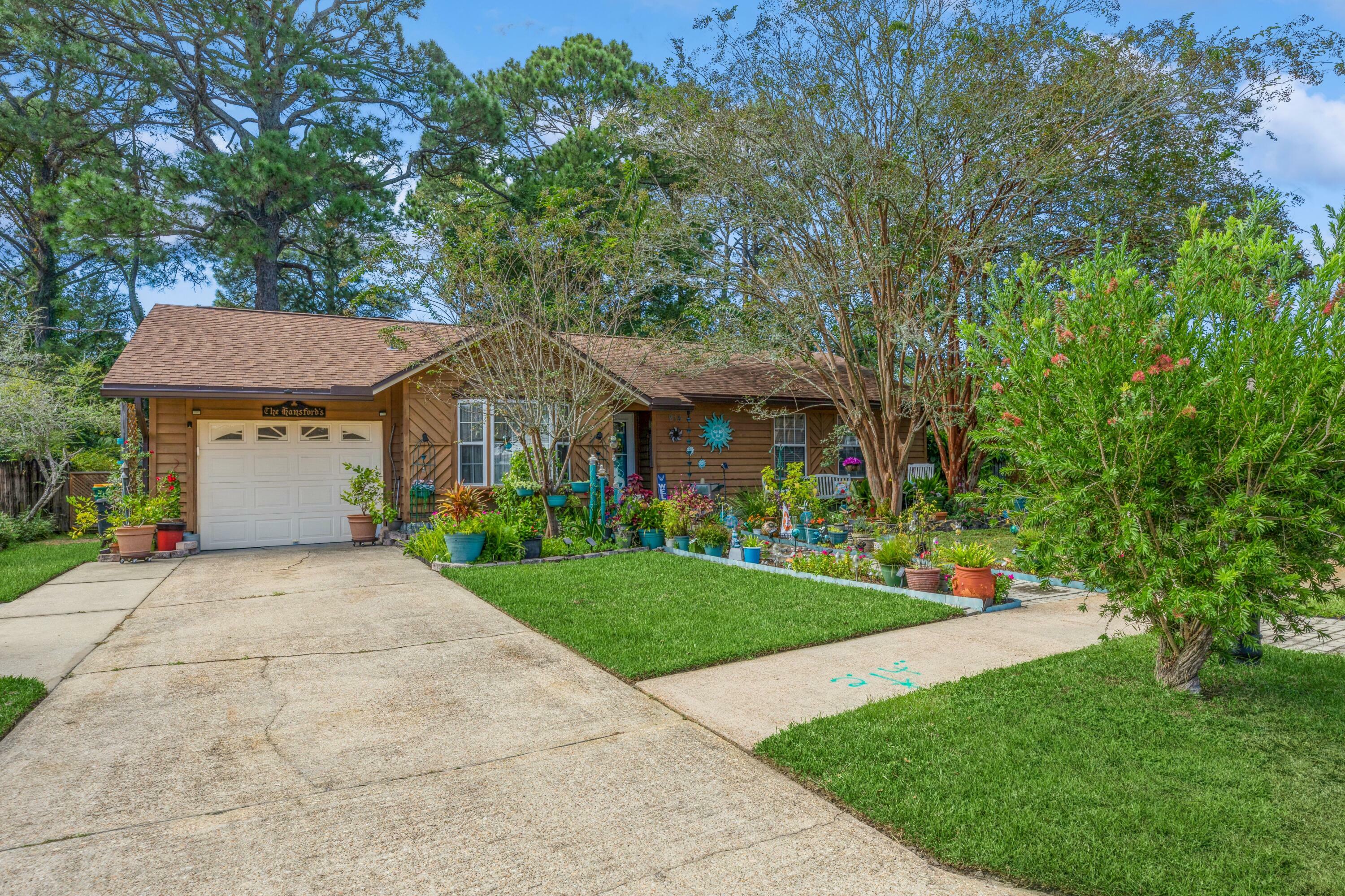 Property Photo:  914 Spruce Court  FL 32547 