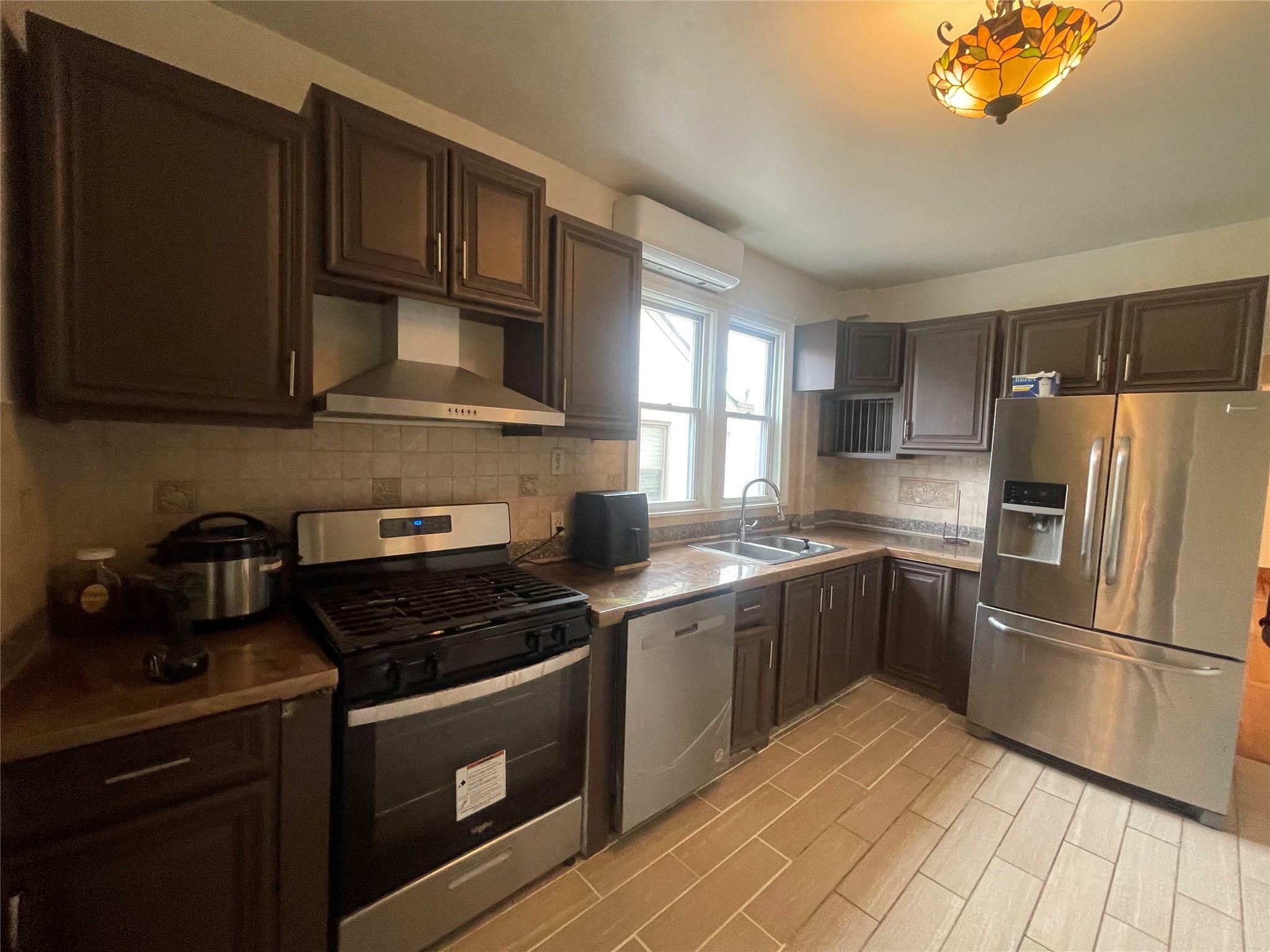 Property Photo:  1605 Hammersley Avenue 1  NY 10469 