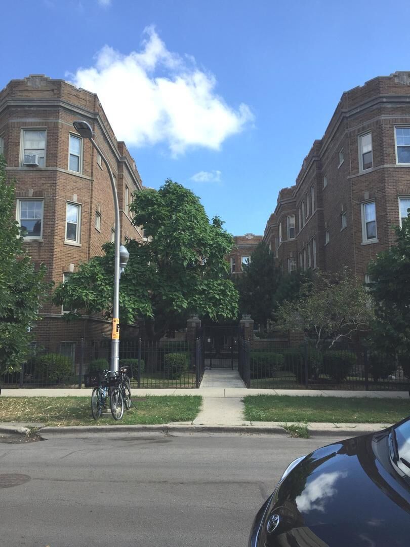 Property Photo:  830 W Sunnyside Avenue 1N  IL 60640 