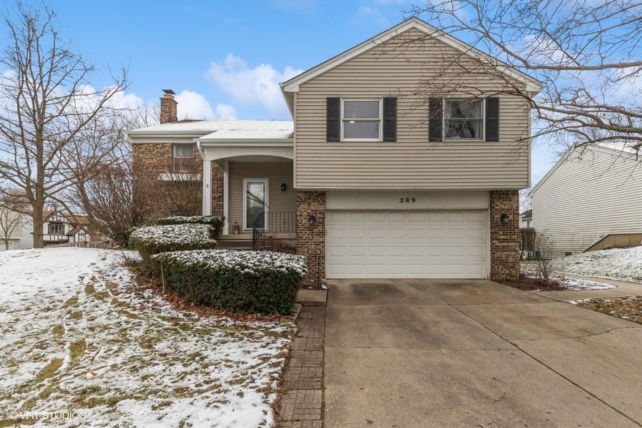 Property Photo:  209 April Avenue  IL 60061 