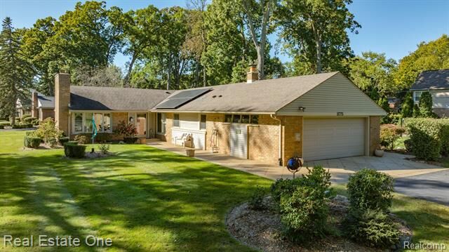 Property Photo:  875 Pine Hill Drive  MI 48304 