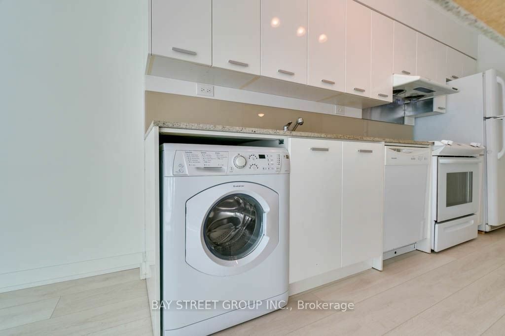 Property Photo:  15 Singer Crt 1011  ON M2K 0B1 