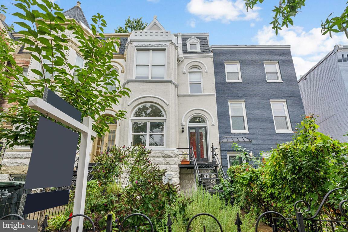 Property Photo:  706 12th Street NE  DC 20002 