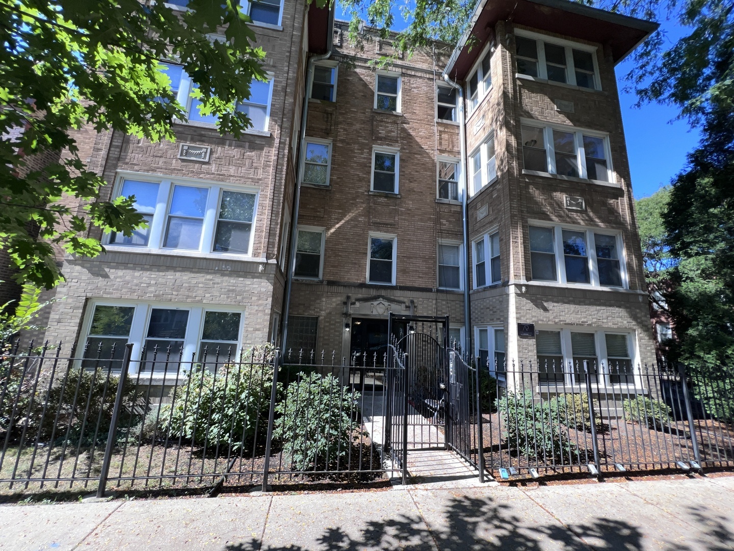 Property Photo:  2452 N Lawndale Avenue 2  IL 60647 