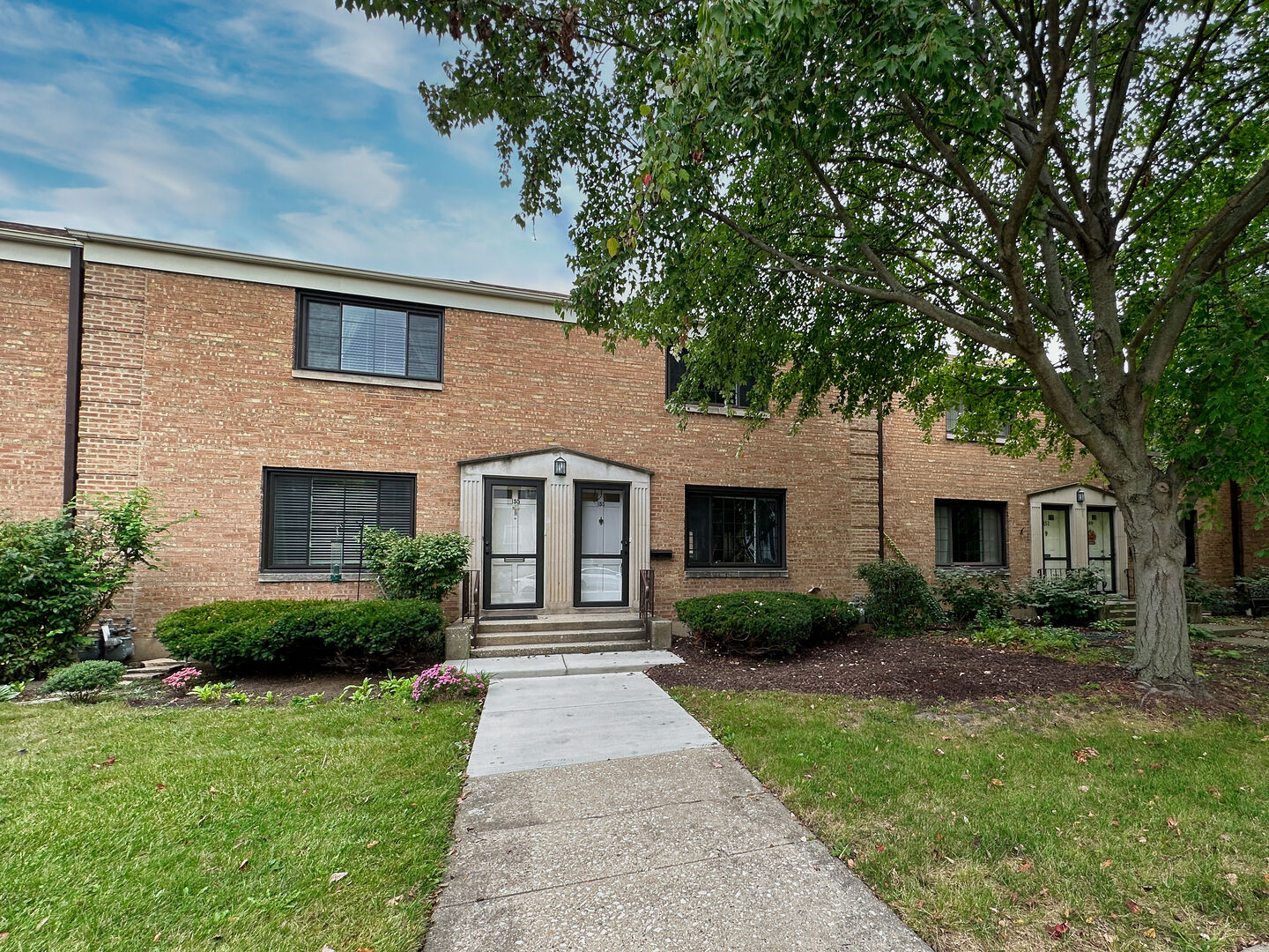 Property Photo:  153 Fellows Court  IL 60126 